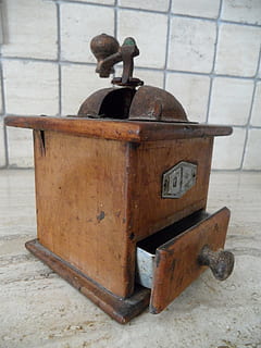 penggiling, pabrik, menggiling, tua, engkol, secara manual, nostalgia, logam, hari, tidak ada orang, berkarat, bahan kayu, wadah, dalam ruangan, koper, masih hidup, fitur dinding - bangunan, merapatkan, bergaya retro, fokus pada latar depan, kerajinan, bagasi, coklat, kosong, 4K, CC0, domain publik, bebas royalti