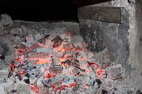 ogień, piekarnik, pieczenie na rożnie, lena, palenie, ogień - zjawisko naturalne, ciepło - temperatura, płomień, węgiel, żadnych ludzi, popiół, Natura, spalony, na dworze, miejsce kultu, grill, dym - struktura fizyczna, zbliżenie, czerwony, wysoki kąt widzenia, kominek, ognisko, 2K, CC0, domena publiczna, darmowe zdjęcia