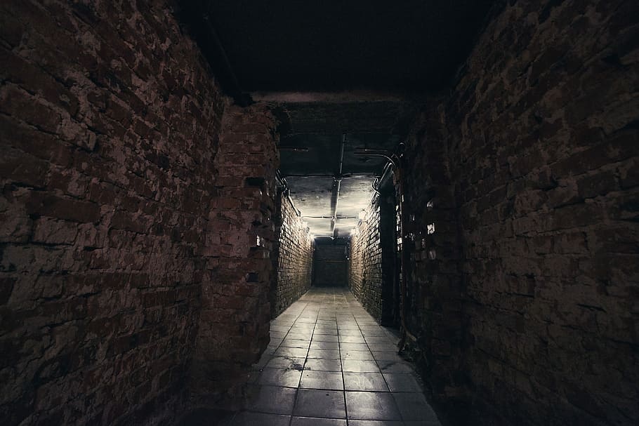 passadís de formigó marró, passadís, soterrani, maó, construcció, yama, a l'interior, arquitectura, estructura construïda, túnel, carreró, funció de construcció de parets, direcció, paret, paret de maó, el camí a seguir, cap gent, estret, arcade, il·luminat, edifici, paret de pedra, buit, absència, sendera, llum al final del túnel, 5K