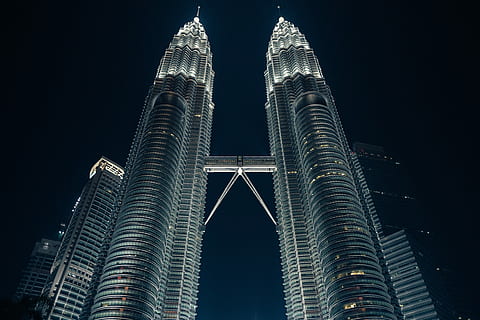 torre petronas, tir de baix angle, petronas, bessó, torre, gratacels, edifici, nit, estructura, arquitectura, referència, de gran alçada, passarel·la, il·luminat, torre bessona petronas, skywalk, cel nocturn, atracció turística, llum de la ciutat, estructura construïda, exterior d’edifici d’oficines, ciutat, destinacions de viatge, cel, exterior de l'edifici, alta - alta, modern, vista d’angle baix, cap gent, viatjar, turisme, luxe, districte financer, 4K, CC0, domini públic, lliure de regalies