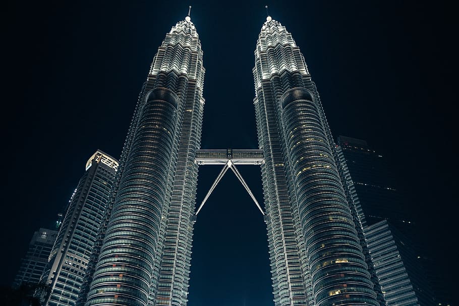 torre petronas, tir de baix angle, petronas, bessó, torre, gratacels, edifici, nit, estructura, arquitectura, referència, de gran alçada, passarel·la, il·luminat, torre bessona petronas, skywalk, cel nocturn, atracció turística, llum de la ciutat, estructura construïda, exterior d’edifici d’oficines, ciutat, destinacions de viatge, cel, exterior de l'edifici, alta - alta, modern, vista d’angle baix, cap gent, viatjar, turisme, luxe, districte financer, 4K