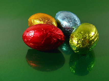 Pasqua, ous, primavera, festa, ous de Pasqua, xocolata, natura morta, a l'interior, primer pla, cap gent, color verd, reflexió, menjar, tir de l'estudi, brillant, grup d'objectes, taula, menjar i beguda, frescor, esfera, vermell, tres objectes, vista d’angle alt, quatre objectes, ou de Pasqua, menjar dolç, temptació, 2K, CC0, domini públic, lliure de regalies