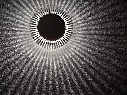 Lampe, Licht, Beleuchtung, Strahlen, Sonne, Wandlampe, Hölle, dunkel, Schatten, Kreis, modern, Schwarz und weiß, Muster, Geometrische Figur, gestalten, drinnen, keine Leute, Vollbild, die Architektur, Design, Hintergründe, Loch, Nahansicht, gebaute Struktur, Flachwinkelansicht, Decke, texturiert, Wiederholung, direkt darunter, abstrakt, Gebäude, konzentrisch, 4K, CC0, gemeinfrei, lizenzfrei
