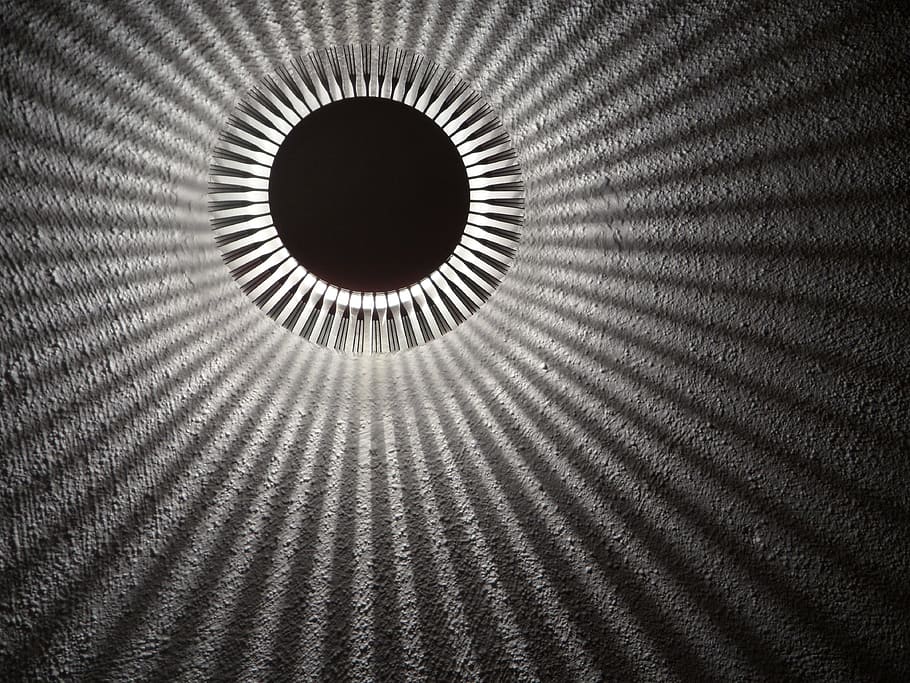 Lampe, Licht, Beleuchtung, Strahlen, Sonne, Wandlampe, Hölle, dunkel, Schatten, Kreis, modern, Schwarz und weiß, Muster, Geometrische Figur, gestalten, drinnen, keine Leute, Vollbild, die Architektur, Design, Hintergründe, Loch, Nahansicht, gebaute Struktur, Flachwinkelansicht, Decke, texturiert, Wiederholung, direkt darunter, abstrakt, Gebäude, konzentrisch, 4K