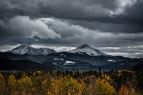 sne, udjævnede, bjerg, overskyet, himmel, grøn, bladede, træer, ufuldkommen, Sky, efterår, natur, scenics, landskab, sky - himmel, bjergkæde, Rocky Mountains, alberta, udendørs, skønhed i naturen, ingen mennesker, Canada, bjergtop, miljø, kold temperatur, scenics - natur, vinter, snedækket bjerg, vand, rejse, rejsemål, ro, ildevarslende, 5K, CC0, offentligt domæne, royaltyfrie