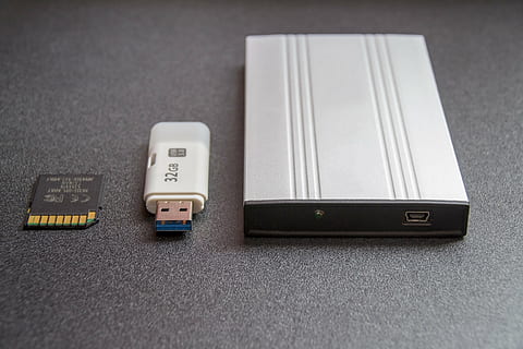 gris, amplificador de poder, junto a, Unidad flash, superficie, blanco, negro, electrónico, dispositivo, tecnología, gadgets, portátil, memoria, bancos, Dakota del Sur, tarjetas, USB, dongle, disco duro, almacenamiento, adentro, conexión, comunicación, nadie, de cerca, día, mesa, naturaleza muerta, tecnología inalámbrica, controlar, control remoto, vista de alto ángulo, portabilidad, mueble, enfoque selectivo, cable USB, moderno, equipo de computadora, dispositivo de información portátil, presionar el botón, 4K, CC0, dominio público, libre de derechos