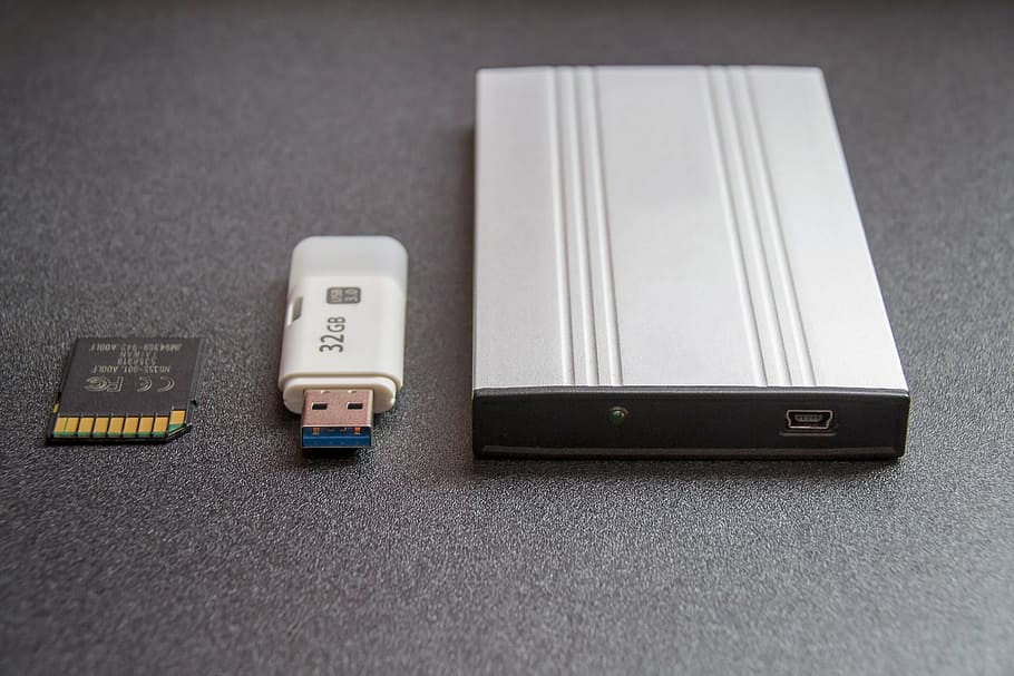gris, amplificador de potència, al costat, unitat flaix, superfície, blanc, negre, electrònica, dispositiu, tecnologia, gadgets, portàtil, memòria, bancs, SD, targetes, usb, dongle, disc dur, emmagatzematge, a l'interior, connexió, comunicació, cap gent, primer pla, dia, taula, natura morta, tecnologia sense fils, control, control remot, vista d’angle alt, portabilitat, mobles, enfocament selectiu, cable usb, modern, equips informàtics, dispositiu d’informació portàtil, polsador, 4K