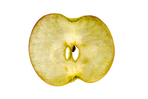 macro, bianca, sfondo, frutta, Mela, sfondo bianco, verde, sezione trasversale, taglio, fetta, mangiare sano, cibo e bevande, girato in studio, freschezza, cibo, benessere, ritagliare, mela - frutto, in casa, avvicinamento, nessuno, singolo oggetto, uno stile di vita sano, colore verde, seme, copia spazio, maturo, spuntino, 4K, CC0, dominio pubblico, privo di copyright