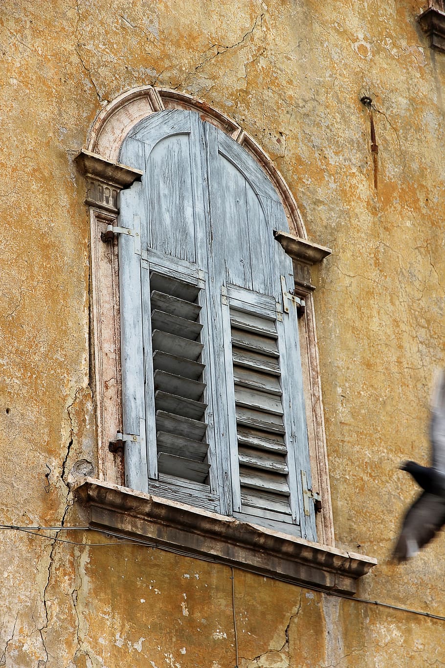 finestra, vecchio, vecchia finestra, facciata, storicamente, intemperie, legna, bicchiere, rottura, costruzione, finestre di legno, città vecchia, serramenti, otturatore, chiuso, struttura costruita, architettura, esterno dell'edificio, giorno, nessuno, caratteristica della parete, legno - materiale, Casa, Inquadratura dal basso, all'aperto, sicurezza, quartiere residenziale, protezione, danneggiato, deterioramento, telaio della finestra, 5K