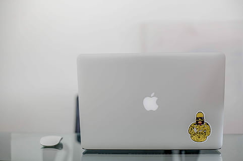 grau, MacBook, neben, Weiß, magische Maus, Glastisch, Computer, Laptop, Logo, Apfel, Aufkleber, Arbeit, Schreibtisch, drinnen, Technologie, keine Leute, kabellose Technologie, Tabelle, kopieren sie platz, Kommunikation, Studioaufnahme, Geschäft, Verbindung, weiße Farbe, Nahansicht, einzelnes Objekt, Stillleben, Finanzen, Wandbau - Funktion, Investition, grauer Hintergrund, 5K, CC0, gemeinfrei, lizenzfrei