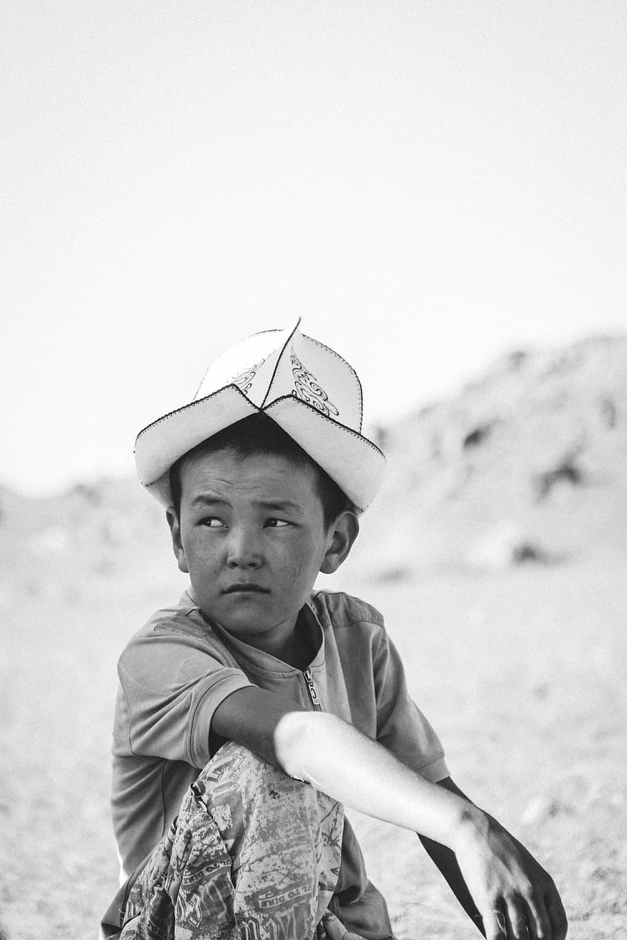 fotografia in scala di grigi, scatola, cappello, ragazzo, camicia con zip, bianca, autentico, viso, ritratto, bambino, una persona, persone reali, attività di svago, stili di vita, terra, giorno, uomini, natura, in piedi, maschi, concentrarsi sulle conoscenze acquisite, berretto, giovani uomini, abbigliamento casual, giovane adulto, analizzare, cercare, guardare, all'aperto, adolescente, 4K