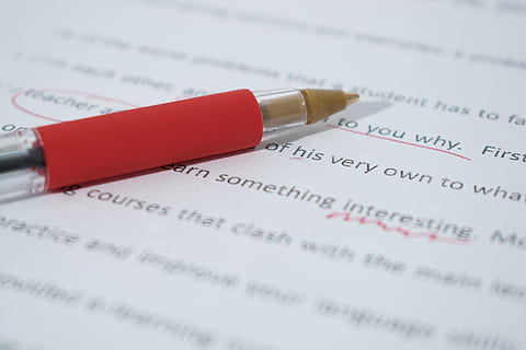 Fermer, photo, rouge, stylo, stylo rouge, corriger, preuve, papier, correction, correct, Erreur, réparer, Incorrect, faux, crayon, éditeur, modifier, relire, écrire, orthographe, Brouillon, vérifier, devoirs, grammaire, vocabulaire, marque, rédaction, Anglais, l'écriture, montage, récit, document, relecture, affectation, école, éducation, ponctuation, santé et médecine, maladie, médicament, Système légal, texte, la finance, personne, écriture occidentale, nombre, la communication, à l'intérieur, modes de vie, affaires, mise au point sélective, du sang, test sanguin, science, 5K, CC0, domaine public, libre de droits