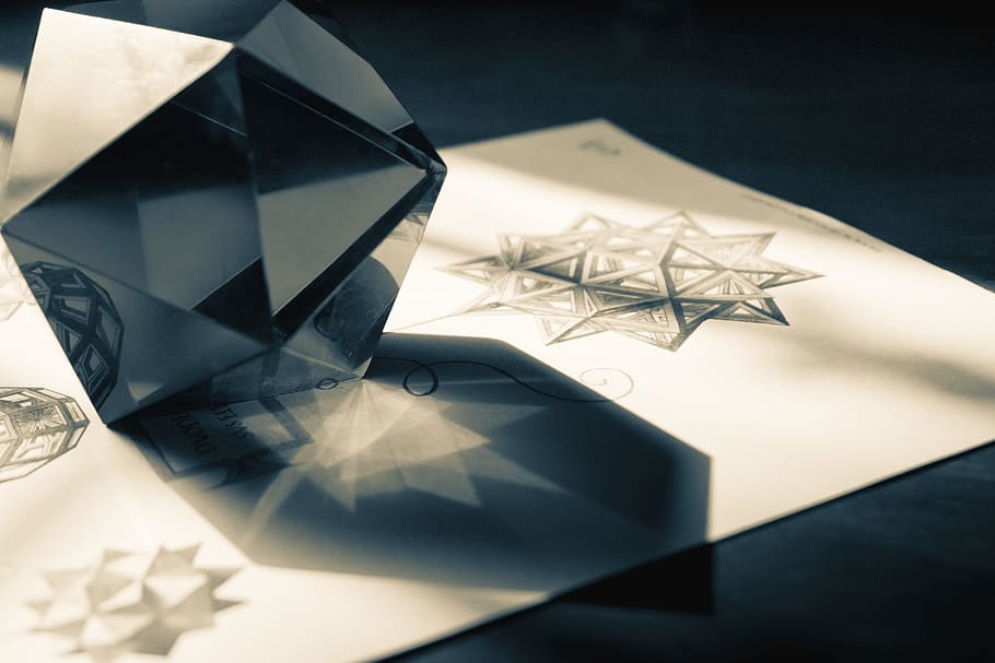 gris, 3d, pis de paper de vidre, blanc, paper de la impressora, negre, pedres precioses, símbol, llum, ombra, polígon, vidre, la llum del dia, pensament creatiu, energia, creatiu, idea, poder, disseny, conceptual, il·luminació, pensar, inspiració, solució, luxe, cap gent, primer pla, tir de l'estudi, a l'interior, regal, vista d’angle alt, paper, patró, natura morta, forma, transparent, reflexió, art i artesania, joieria, vidre - material, creativitat, cristall, 4K
