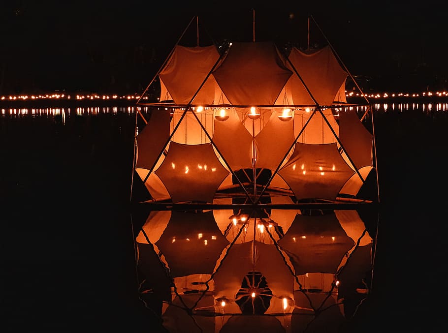 espectacle, pantalla, foc, construcció, art, edifici, genk, taula, execució, marca, reflexió, aigua, imatge del mirall, reflexionar, volteig, atmosfera, inspiració, creativitat, fervor, flames, espelmes, llum de les espelmes, mira, votar, nit, il·luminat, cap gent, equips d’il·luminació, simetria, fosc, brillant, color taronja, llum - fenomen natural, llum, naturalesa, a l'interior, patró, llum elèctrica, llanterna, fons, contemplació, luxe, vida nocturna, 2K