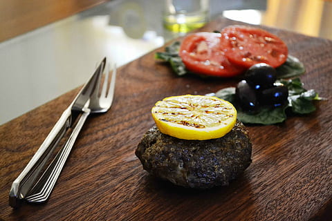 Gut, erledigt, Fleisch, Limette, oben, geschnitten, Tomaten, Besteck, braun, Tafel, Lebensmittel, Burger, Rindfleisch, Grill, bifteki, griechisches Essen, Zitrone, gegrillt, Tomate, Oliven, Gemüse, Salat, Hamburger, schnell, köstlich, amerikanisch, ungesund, Küche, Fast Food, Essen und Trinken, Obst, Tabelle, Gabel, gesundes Essen, Frische, Essgeschirr, Küchenutensilien, drinnen, keine Leute, Teller, fertig für den Verzehr, Wohlbefinden, Nahansicht, Holz - Material, Messer, Tischmesser, Mahlzeit, 4K, CC0, gemeinfrei, lizenzfrei