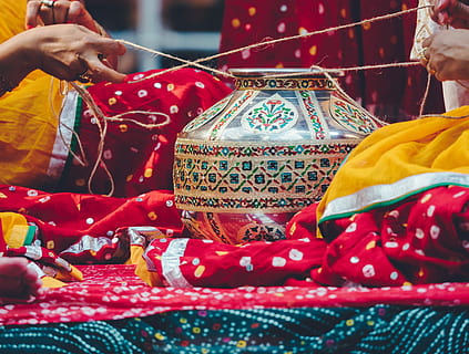 foto, twee, persoon, bindend, bruin, groen, bloemen, pot, gebruik makend van, touw, zwart, wit, rood, draad, kleding stof, kleur, menselijke hand, focus op de voorgrond, echte mensen, een persoon, traditionele klederdracht, hand-, vrouw, religie, markt, volwassen, menselijk lichaamsdeel, geloof, binnenshuis, textiel, kunst en ambacht, viering, bezit, vinger, 4K, CC0, publiek domein, royaltyvrij