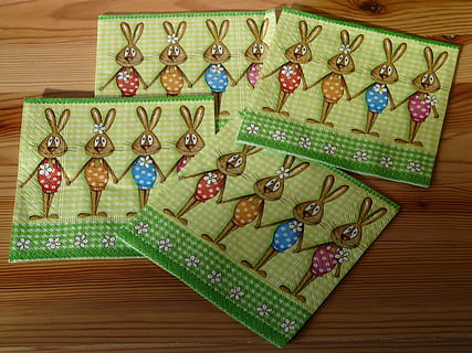 servietter, påske, påske servietter, Påske hare, påske bunny familie, fest, festival, dekoration, fritidsspil, bord, gambling, træ - materiale, indendørs, ingen mennesker, multi farvet, stor gruppe af objekter, kreativitet, Kunst og håndværk, arrangement, håndværk, ferie, stilleben, høj vinkel visning, valg, tæt på, jul, 2K, CC0, offentligt domæne, royaltyfrie