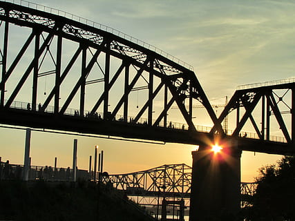 pont, posta de sol, riu, arquitectura, vespre, sol, a l'aire lliure, horitzó, louisville, kentucky, cel, estructura construïda, connexió, pont - estructura feta per l'home, naturalesa, silueta, vista d’angle baix, transport, núvol - cel, raig de sol, enginyeria, metall, llum solar, flare de la lent, 2K, CC0, domini públic, lliure de regalies