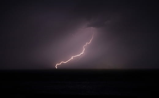 fulmine durante la notte, fulmine, sciopero, tempo, periodo, foto, tempesta, luce, oceano, tempo metereologico, mare, viola, minimo, paesaggio minimalista, paesaggio, sfondo, nuvola temporalesca, temporale, nuvola - cielo, notte, potere in natura, cielo, bellezza nella natura, energia, segnale di pericolo, natura, cartello, comunicazione, ambiente, cielo drammatico, nessuno, all'aperto, vitalità, elettricità, aggressione, infausto, pioggia, meteorologia, colpire, 4K, CC0, dominio pubblico, privo di copyright