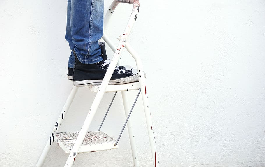 persona, de peu, escala de marc, escala, pintor, pintura, treballador, fons blanc, fes-ho tu, funció de construcció de parets, dones, texans, una persona, part del cos, cama humana, secció baixa, part del cos humà, a l'interior, diy, millores per a la llar, sabata, roba casual, paret, extremitat humana, arquitectura, millora, estils de vida, adult, renovació, canvi, 5K
