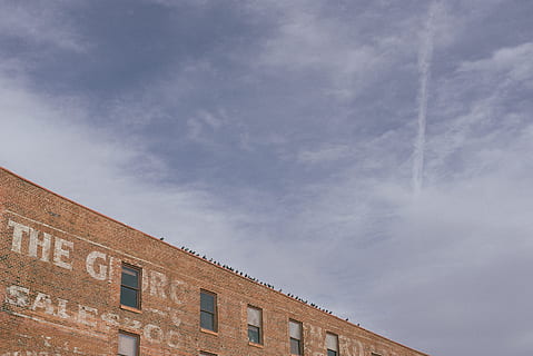 rojo, hormigón, edificio, blanco, nubes, aves posadas, marrón, viviendo al límite, ladrillo, letras, nube, cielo, arquitectura, estructura construida, exterior del edificio, arquitectura y edificios, nube - cielo, nadie, vista de ángulo bajo, ventana, día, sección alta, naturaleza, Distrito residencial, al aire libre, ciudad, pared - característica de la construcción, historia, techo, casa, el pasado, 5K, CC0, dominio público, libre de derechos