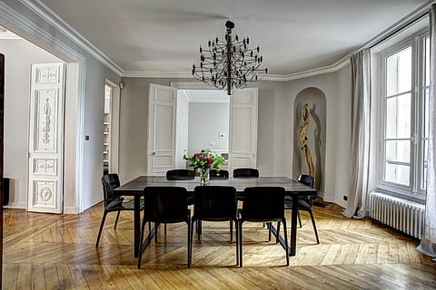 sopar, rectangular, negre, fusta, taula de menjador, cadira, conjunt, endins, habitació, menjador, cadires, taula, aranya, blanc, modern, portes, disseny d'interiors, finestra, interior de casa, a l'interior, terres de fusta dura, seient, sòls, mobles, cap gent, arquitectura, habitació domèstica, equips d’il·luminació, absència, dia, casa, edifici, Color blanc, sòl de parquet, luxe, llum elèctrica, 2K, CC0, domini públic, lliure de regalies