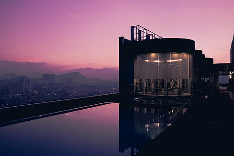 nadando, piscina, puesta de sol, hotel, en la azotea, Malasia, arquitectura, edificio, vacaciones, viaje, noche, puente - estructura hecha por el hombre, río, oscuridad, paisaje urbano, escena urbana, ciudad, estructura construida, cielo, exterior del edificio, reflexión, iluminado, agua, frente al mar, naturaleza, nadie, destinos de viaje, conexión, rascacielos, al aire libre, edificio de oficinas exterior, púrpura, 4K