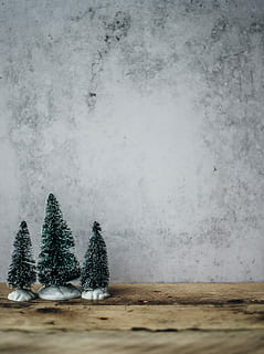 Weihnachtsbäume, drei, Miniatur, oben, braun, hölzern, Tabelle, Baum, Dekor, Dekoration, Wand, Weihnachten, Pflanze, Weihnachtsbaum, Feier, Natur, keine Leute, Winter, Schnee, kalte Temperatur, Land, Nadelbaum, Weihnachtsdekoration, Urlaub, Ferienveranstaltung, Tag, Tannenbaum, Kiefer, 4K, CC0, gemeinfrei, lizenzfrei