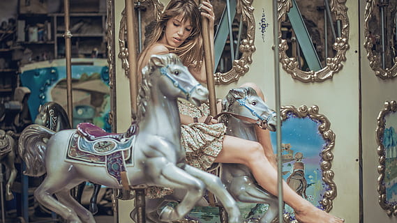Frau, Reiten, Pferdekarussell, Karussell, auf einem Karussell, Vergnügungspark, Karussellpferde, Kunst, Kultur und Unterhaltung, Freizeitpark Achterbahn, keine Leute, Darstellung, Tierdarstellung, Kunst und Handwerk, Pferd, Tierwelt, Säugetier, inländisch, Vieh, Tier, Haustiere, Kreativität, Tag, draußen, Fokus auf den Vordergrund, aufwendig, 4K, CC0, gemeinfrei, lizenzfrei