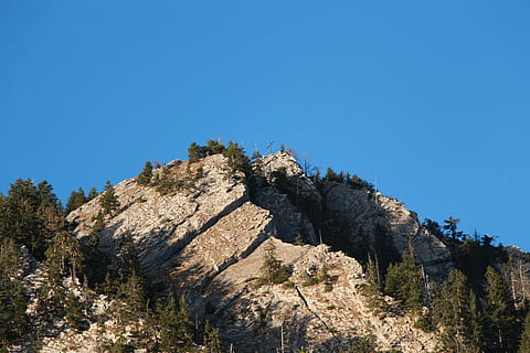 topmødet kryds, bjerge, alpine, topmøde, klar luft, vandretur, natur, træ, blå, fyrretræ, dag, udendørs, himmel, skyfri himmel, plante, klippe, bjerg, scenics - natur, skønhed i naturen, lav vinkel visning, rock-objekt, ro, rock formation, kopiere plads, solid, rolig scene, ingen mennesker, bjergkæde, formation, nåletræ, bjergtop, eroderet, 5K, CC0, offentligt domæne, royaltyfrie