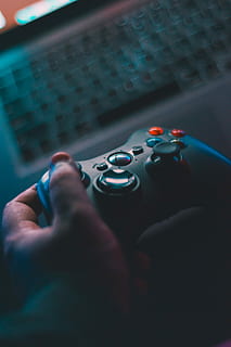 jugar-lo., selectiu, focalitzar la fotografia, persona, celebració, negre, controlador xbox 360, controlador, mà, teclat, jocs, xbox, part del cos humà, mà humana, a l'interior, una persona, persones reals, estils de vida, activitat d'oci, primer pla, tecnologia, part del cos, perspectiva personal, homes, enfocament selectiu, persona irreconeixible, adult, vista d’angle alt, dit, 1080P, CC0, domini públic, lliure de regalies