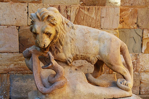 Statue, Steinstatue, Löwe, Schlange, Skulptur, Pierre, Schloss, die Architektur, Löwe - Katze, berühmter Platz, Säugetier, Tier, Tierthemen, ein Tier, Tag, keine Leute, Tierwelt, Haustiere, Wandbau - Funktion, Wirbeltier, Entspannung, Kunst und Handwerk, Wand, gebaute Struktur, inländisch, Darstellung, 5K, CC0, gemeinfrei, lizenzfrei