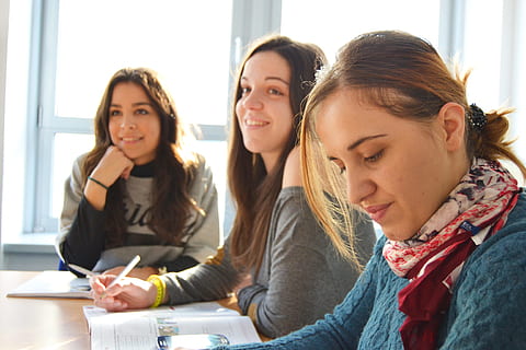Tres, mujer, participación, bolígrafo, libros, mesa, escuela de idiomas, equipo, pasantes, estudiante, aprendizaje, educación, colegio, disparo a la cabeza, retrato, adolescente, niño, sentado, chicas, libro, estudiando, sonriente, adulto joven, adentro, amistad, muchachas adolescentes, publicación, gente, 4K, CC0, dominio público, libre de derechos