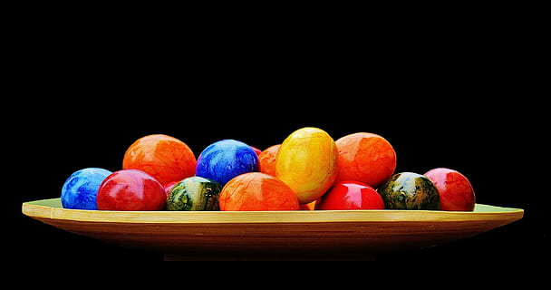 Paști, oua de Paste, colorat, Paste Fericit, ou, culoare, coajă, Fundal negru, alimente, mancare si bautura, studio shot, mâncat sănătos, multi colorate, nici o persoana, natură moartă, bunăstare, în interior, grup mare de obiecte, fruct, grup de obiecte, variație, prospeţime, a închide, lemn - material, alegere, mere - fructe, abundenţă, portocale, 2K, CC0, domeniu public, fără drepturi de autor