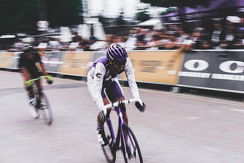två, män, tävlande, cykellopp, dagtid, cykel, cykling, suddig rörelse, fart, sport, gata, rörelse, människor, pendlare, verkan, panorering, stadsliv, urbana scenen, rusningstid, utomhus, cyklist, trafik, hälsosam livsstil, transport, utövar, konkurrenskraftig sport, defocused, stad, transportsätt, konkurrens, livsstilar, riktiga människor, ridning, hjälm, rida, full längd, dag, kvinnor, fritidsaktivitet, grupp människor, 1080P, CC0, offentligt domän, royaltyfria