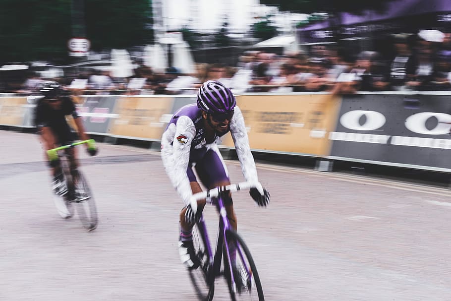 dos, homes, competint, carrera de bicicletes, durant el dia, bicicleta, ciclisme, moviment borrós, velocitat, esport, carrer, moviment, gent, de Rodalies, acció, panoràmica, vida de ciutat, escena urbana, hora punta, a l'aire lliure, ciclista, trànsit, estil de vida saludable, transport, exercici, esport competitiu, defocated, ciutat, mode de transport, competició, cicle, estils de vida, persones reals, muntar a cavall, casc, passeig, longitud completa, dia, dones, activitat d'oci, grup de persones, 1080P