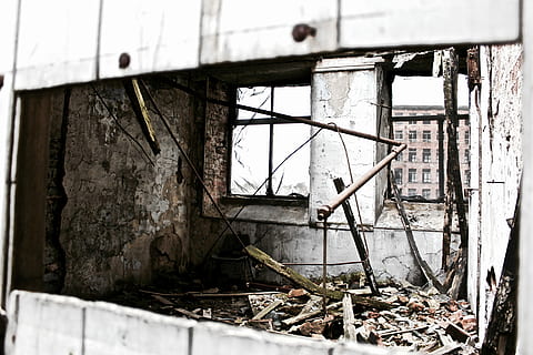 crash metal, paret, edifici de formigó abandonat, abandonat, edifici, trencat, desolada, construcció, forat, desocupat, magatzem, canonada, deteriorat, urbà, cobert, concret, romanen, zona de guerra, espatllat, arquitectura, estructura construïda, finestra, vell, destrucció, declivi, exterior de l'edifici, deteriorament, cap gent, aixafar, obsoleta, resistent, arruïnat, metall, mal estat, a l'aire lliure, demolida, marc de finestra, col·lapsant, lloc, 5K, CC0, domini públic, lliure de regalies
