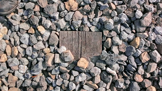 pedres, pista, llindar, tren, fons, marc complet, material de fusta, gran grup d'objectes, textura, dia, patró, cap gent, abundància, a l'aire lliure, vista d’angle alt, sòlid, directament a sobre, aspre, gris, pedra - objecte, primer pla, arquitectura, forma, paret de pedra, 2K, CC0, domini públic, lliure de regalies