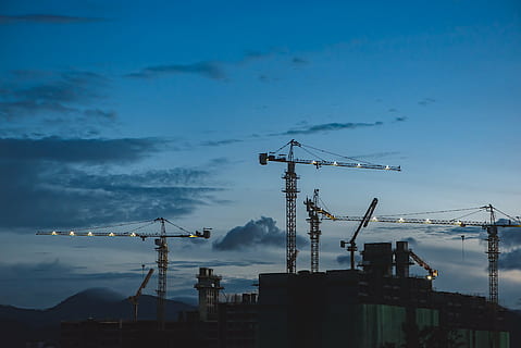 sans titre, architecture, bâtiment, Infrastructure, structure, établissement, appartement, les fenêtres, condominium, un hôtel, construction, foncé, nuit, des nuages, ciel, ombre, industrie, crépuscule, usine, La technologie, nuage - ciel, personne, en plein air, cheminée, industrie de construction, grue - engins de chantier, chantier de construction, machinerie, développement, structure construite, la nature, équipement de construction, machines de construction, extérieur du bâtiment, incomplet, grue, silhouette, équipement industriel, 5K
