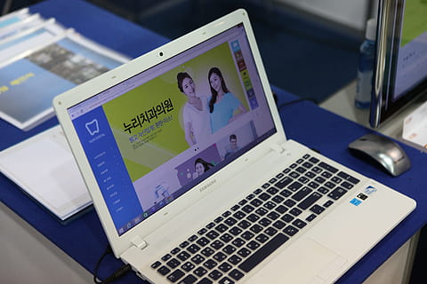 eingeschaltet, Weiß, Samsung Laptop, Notebook, elektronische Geräte, Notizbuch, Computer, Technologie, Laptop, Computerbildschirm, Internet, Geschäft, Elektronik-Industrie, keine Leute, Großunternehmen, Industrie, drinnen, kabellose Technologie, Kommunikation, Computerausrüstung, Verbindung, Tabelle, Text, tragbares Informationsgerät, Computernetzwerk, Bildschirm, westliche Schrift, Schreibtisch, Möbel, Tastatur, globale Kommunikation, 2K, CC0, gemeinfrei, lizenzfrei