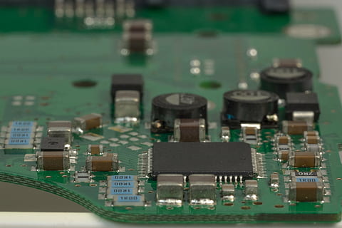 photographie rapprochée, vert, circuit imprimé, planche, ordinateur, carte mère d'ordinateur, puce, traitement de l'information, joint de soudure, électronique, lignes, macro, ligne, circuits, Matériel, centre de contrôle, trace, il, planche de montage, composant, datailaufnahme, carte mère, La technologie, Les données, les liaisons, Elko, souder, distributeur, ingénierie électrique, magasin de données, disque dur, processeur, CPU, numérique, pc, Industrie électronique, industrie, puce informatique, équipement informatique, personne, équipement, fermer, complexité, lien, partie informatique, couleur verte, à l'intérieur, se concentrer sur le premier plan, plein cadre, la communication, composant électrique, équipement électrique, 2K, CC0, domaine public, libre de droits