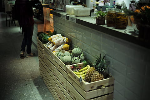 frutas, engradados, ao lado, parede, barraca de frutas, Taipei, fruta, engradado, café, contador, abacaxi, Comida, pessoas, mercado, frescura, rua, vegetal, loja, compras, varejo, cena urbana, comida e bebida, vida urbana, dentro de casa, Alimentação saudável, bem-estar, à venda, escolha, o negócio, pessoas reais, pessoas incidentais, recipiente, variação, exibição de varejo, uma pessoa, Negócio pequeno, venda, 5K, CC0, domínio público, royalty free