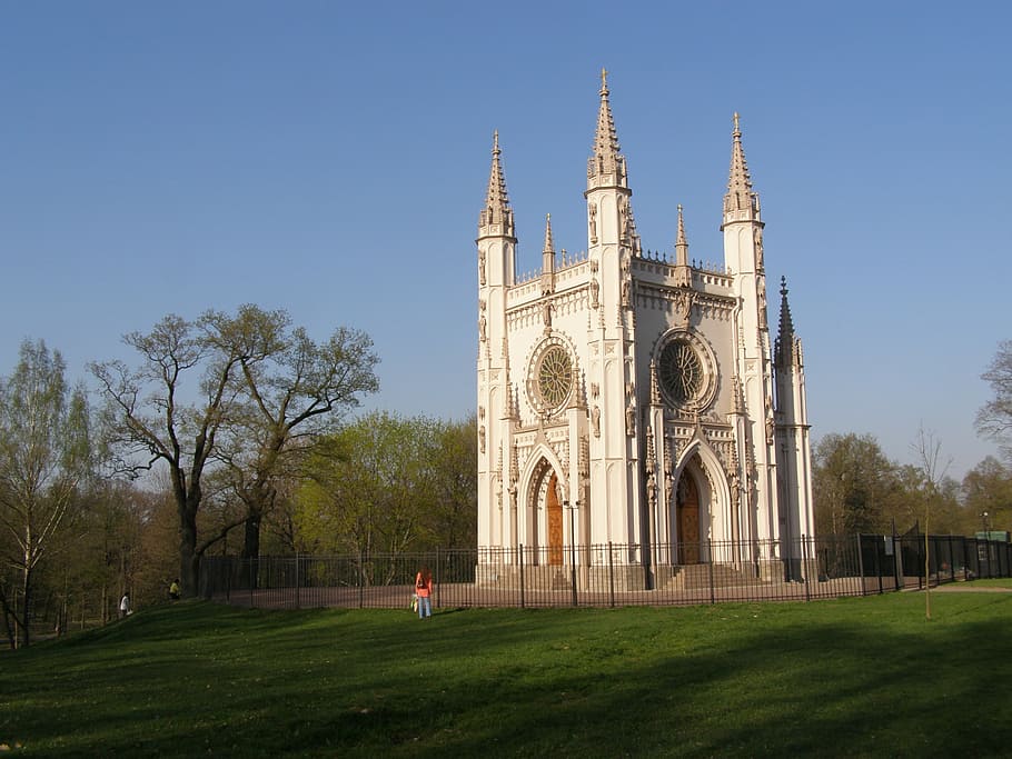 primavera, arbre, verd, parc, cel, passarel·la, Església, arquitectura, lloc famós, catedral, estructura construïda, planta, destinacions de viatge, exterior de l'edifici, religió, naturalesa, turisme, dia, viatjar, herba, cel clar, creença, lloc de culte, història, espiritualitat, el passat, a l'aire lliure, cap gent, 2K
