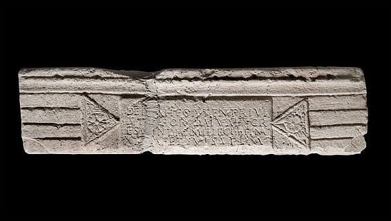 Stichworte, getrennt, durch, Komma, Stein, schwarzer Hintergrund, keine Leute, Nahansicht, kopieren sie platz, Studioaufnahme, drinnen, einzelnes Objekt, Text, Stein - Objekt, direkt darüber, westliche Schrift, Stillleben, Metall, Menschen gemacht Objekt, Mann gemacht, Kommunikation, texturiert, Brief, ausgeschnitten, Barren, 2K, CC0, gemeinfrei, lizenzfrei