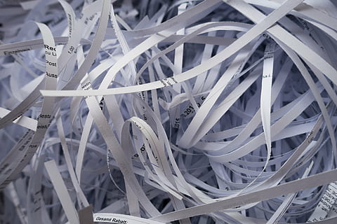 franja, blanco, papeles de impresora, desfibradora, mecánicamente, dispositivo, amoladora, aplastar, papel, copos, tira de papel, triturado, trituración, multa, rayas, cruzar, cortar, papel en trizas, reciclaje, financiar, fondo, de cerca, nadie, fotograma completo, antecedentes, Confusión, adentro, gran grupo de objetos, montón, complejidad, basura, oficina, cable, abundancia, enfoque selectivo, día, vista de alto ángulo, sucio, naturaleza muerta, enredado, caos, equipo eléctrico, 5K, CC0, dominio público, libre de derechos