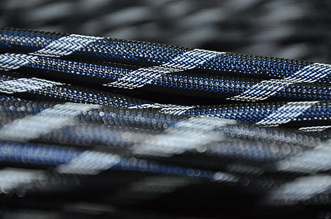 blu, bianca, cavi, cavo, filo, hdmi, struttura, sfondo, jeans, tessile, denim, sfondi, capi di abbigliamento, avvicinamento, Materiale, nessuno, fotogramma intero, strutturato, messa a fuoco selettiva, modello, pila, corda, giorno, natura morta, connessione, vista dall'alto, variazione, all'aperto, piegato, forza, 4K, CC0, dominio pubblico, privo di copyright