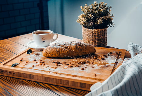 bagt, brød, kop, kaffe, Brun, træ-, bestyrelse, ved siden af, hvid, keramisk, te kop, bager, bordindstilling, te, skærebræt, bordplade, køkken, madfotografering, mad, bageri, rød te, bagning, bord, lækker, mel, hvede, mad og drikke, friskhed, drikke, plante, sødt mad, morgenmad, krus, indendørs, kaffe - drikke, forfriskning, ingen mennesker, kaffekop, træ - materiale, måltid, porcelæn, fristelse, 5K