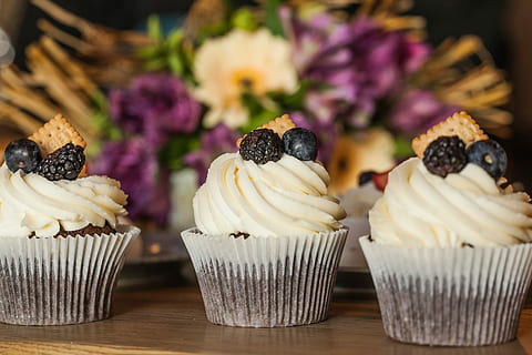 tres, blanc, gel, recobert, magdalenes, pastís, aperitius, fons, cupcake, menjar dolç, indulgència, postres, menjar i beguda, a l'interior, menjar, frescor, dolç, temptació, taula, centrar-se en primer pla, primer pla, al forn, menjar poc saludable, flor, llest per menjar, natura morta, cap gent, titular de cupcake, porpra, berenar, 5K, CC0, domini públic, lliure de regalies