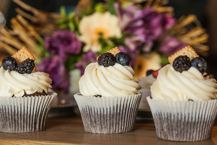 tres, blanc, gel, recobert, magdalenes, pastís, aperitius, fons, cupcake, menjar dolç, indulgència, postres, menjar i beguda, a l'interior, menjar, frescor, dolç, temptació, taula, centrar-se en primer pla, primer pla, al forn, menjar poc saludable, flor, llest per menjar, natura morta, cap gent, titular de cupcake, porpra, berenar, 5K