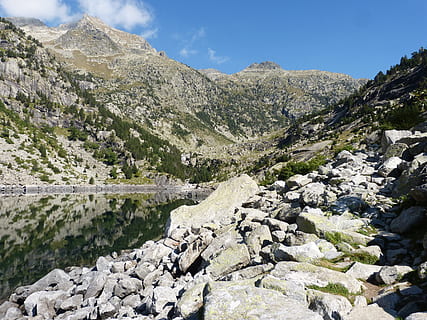 lago, piatto rotondo, pirenei, riflessione, estany de cavallers, alpinismo, pyrenee catalunya, scenics - natura, bellezza nella natura, montagna, acqua, roccia, solido, natura, la tranquillità, cielo, roccia - oggetto, scena tranquilla, scena non urbana, nessuno, giorno, ambiente, paesaggio, catena montuosa, idilliaco, all'aperto, fluente, 4K, CC0, dominio pubblico, privo di copyright